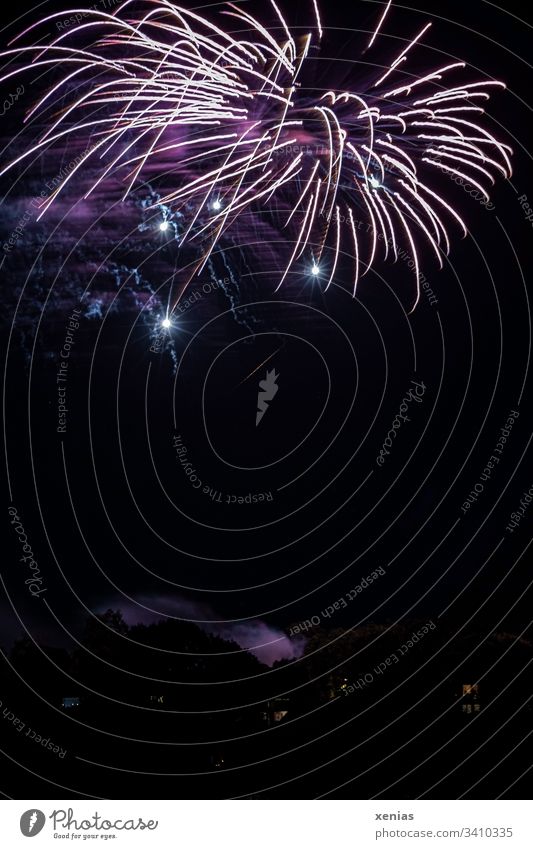 Feuerwerk über einer Ortschaft Häuser Nacht Himmel Silvester u. Neujahr Feste & Feiern Licht explodieren Nachthimmel Show Pyrotechnik Funken Rauch