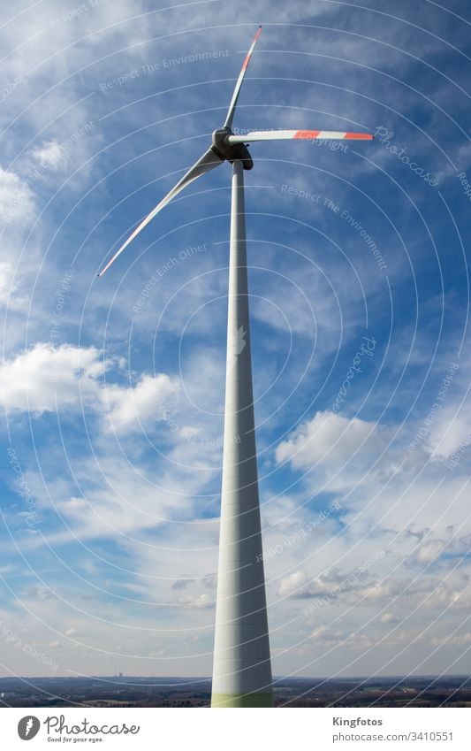 Windrad - Erneuerbare Energie aus Windkraft Windenergie Strom Umwelt Windkraftanlage Stromquelle Himmel Wolken blau Farbfoto Hochformat Propeller Umweltschutz