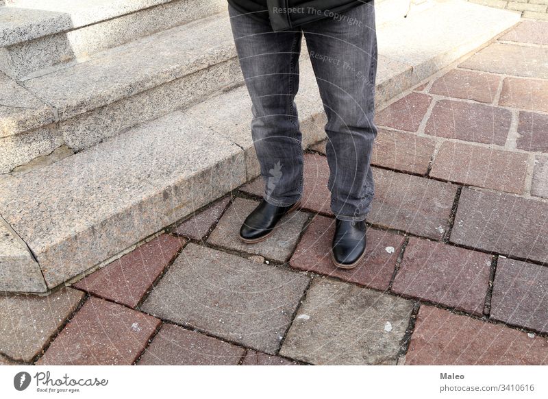 Beine in Jeans und schwarzen Schuhen an den Granitstufen Mode Fuß Jeanshose Schritt Stil urban schön Großstadt schließen Frau Mädchen grau Leder Stein Straße