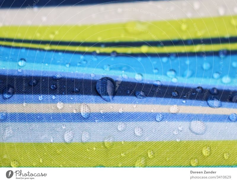 Wassertropfen auf einem Regenschirm Regentropfen Außenaufnahme Natur Tropfen Hintergrund nass Farbfoto Wetter Nahaufnahme Tag schlechtes Wetter gestreift
