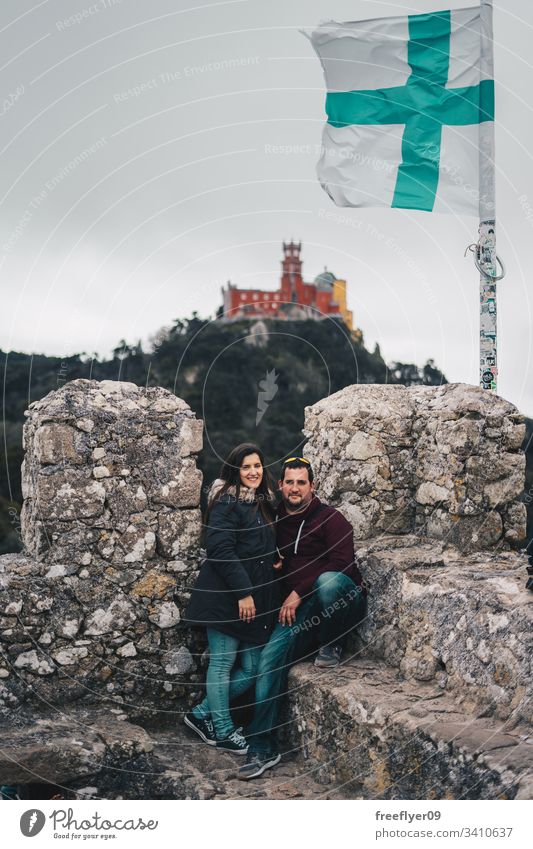 Ehepaar besucht maurisches Schloss in Sintra, Portugal Landschaft Touristik Kastelo Architektur Maurisch horizontal Historie historisches Gebäude lisboa mouros