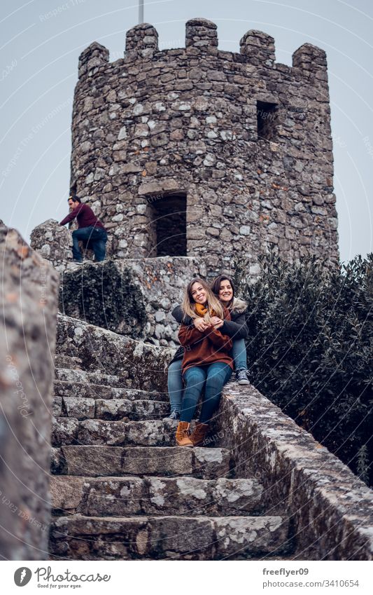 Zwei Freunde genießen die maurische Burg in Sintra, Portugal Landschaft Touristik Kastelo Architektur Maurisch horizontal Historie historisches Gebäude lisboa