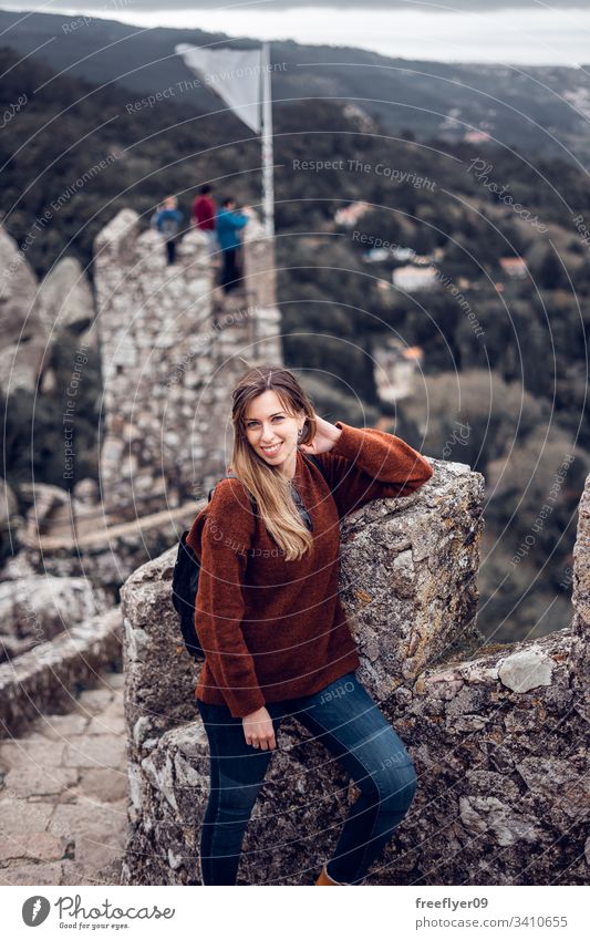 Junge Frau genießt maurisches Schloss in Sintra, Portugal Landschaft Touristik Kastelo Architektur Maurisch horizontal Historie historisches Gebäude lisboa