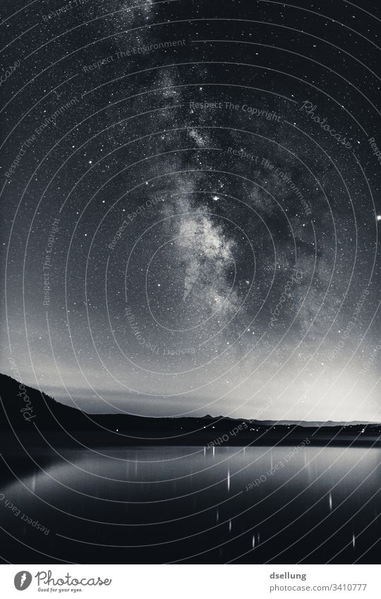 Milchstraße über einem See mit leichten Bergen im Hintergrund Stratosphäre Abend Abenddämmerung Dämmerung rein Sternenlicht Mysterium viele funkeln Glanz
