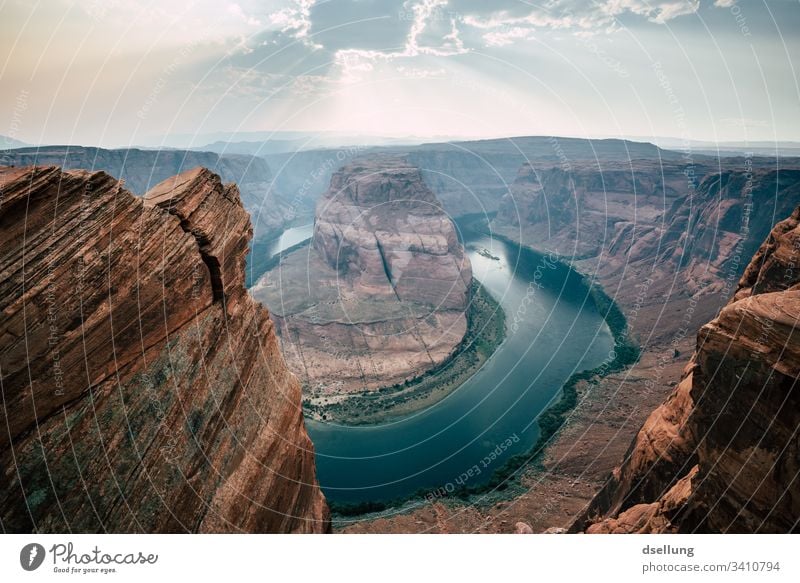 Horseshoe Bend mit Sonnenstrahlen am Himmel Hufeisen Wildbach Gebirgsfluß fließen Natur Reflexion & Spiegelung unberührt River Colorado River Page Amerika