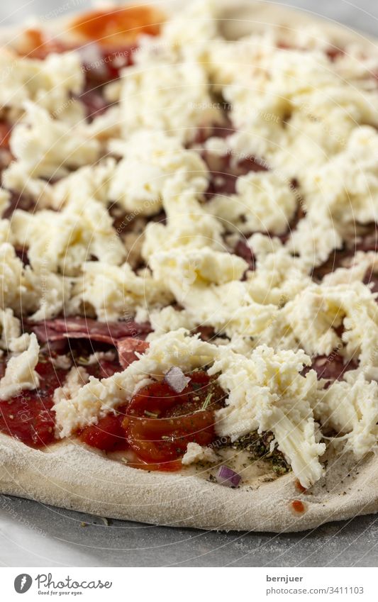 Rohe Pizza roh heiß Italien essbar Mozzarella Snack Fast Food geschmolzen gekocht Topping Parmesan Zutat Pilz vegetarisch Tomate lecker Holz Essen Italienisch