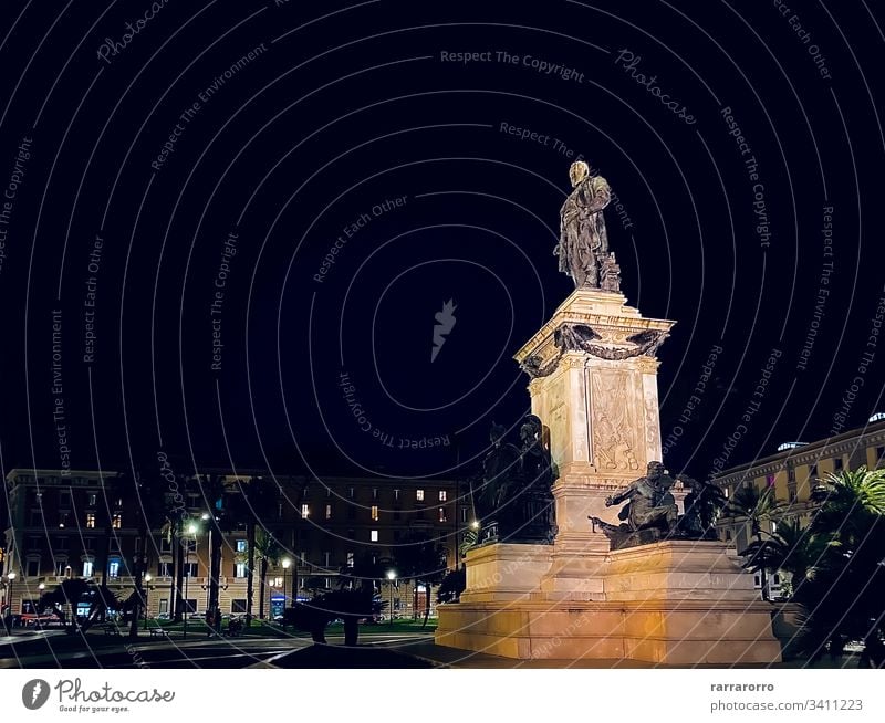 das Denkmal mit der Cavour-Statue in der Mitte der Piazza Cavour in Rom Italien Piazza-Kaverne Bildhauerei Historie Italienisch Nacht berühmter Ort Architektur