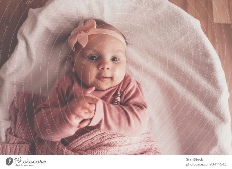 Kleines süßes Mädchen im Korb liegend Baby Bett weiß wenig niedlich neugeboren heimwärts jung Kind Porträt Säugling Kindheit Top Ansicht bezaubernd schön rosa