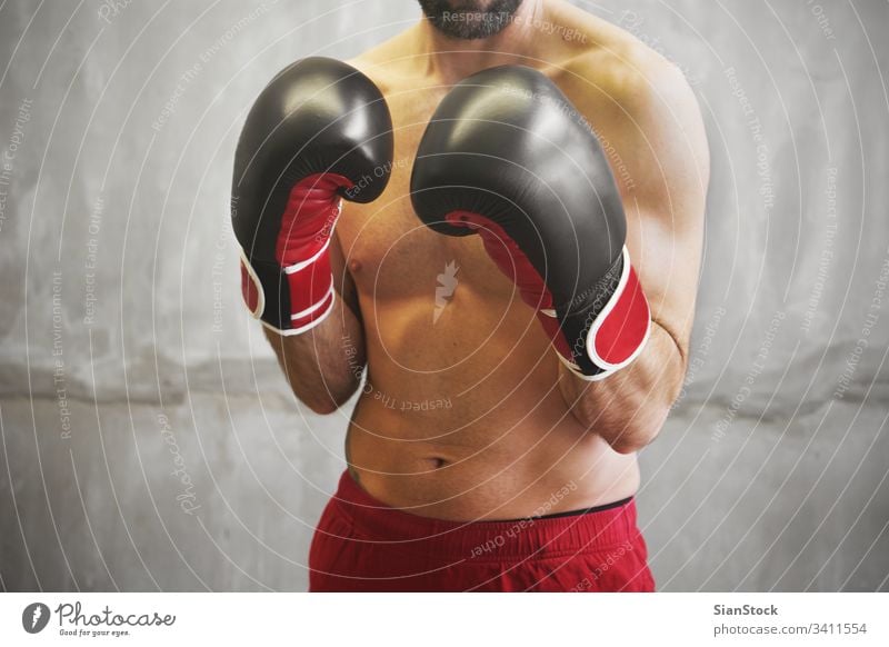 Boxer kampfbereit Boxsport Mann Hintergrund Training Kämpfer kämpfen rot Sport männlich schwarz Kraft Handschuhe weiß Erwachsener jung Konkurrenz Bowle Körper