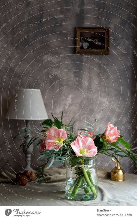 Blumenstrauß aus Amaryllis in einer Glasvase. rosa heimwärts Lilien Frau Vase Natur weiß schön Ritterstern Schönheit Pflanze grün Blütenblatt Farbe Tisch