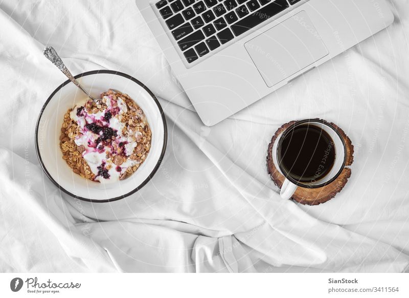 Frühstück im Bett - Ansicht von oben Kaffee Top Tasse weiß Tablett heiß Lebensmittel Hintergrund trinken Zucker süß warm Tee Sahne Stimmung heimwärts
