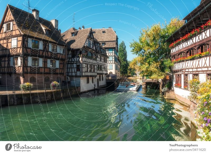 Straßburger Landschaft an einem sonnigen Tag. Ill Flussbootfahrt Frankreich Elsass Bootsfahrt elsässisch Französisch krank Sommer Architektur Häuser Frühling