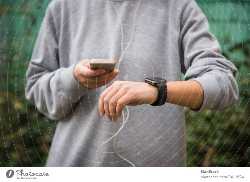 Junge Frau benutzt tragbare Technik beim Fitnesstraining Telefon zuschauen Mobile Sport rennen smartwatch klug Kopfhörer Technik & Technologie iphone Übung App
