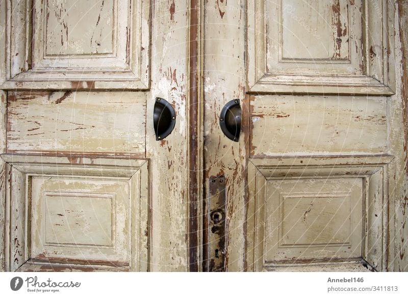 Alte Holztür mit Rissen in der Hintergrundstruktur, abblätternde Farbe im Retro-Design alt hölzern Tür Textur Grunge altehrwürdig Antiquität verwittert gealtert