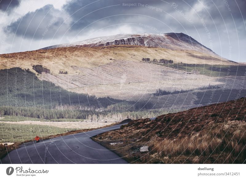 Einfache Straße in Irland mit Berg im Hintergrund Panorama (Aussicht) Starke Tiefenschärfe Tag Textfreiraum unten Menschenleer Außenaufnahme Farbfoto
