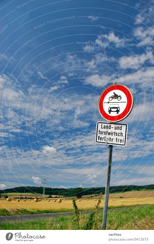 Kein Landwirt? Kein Forstwirt? Kein Verkehr !! Schild Verkehrsschild Zugang Verbot Landwirtschaft Forstwirtschaft Straße Weg Wiese Feld Sommer Herbst Himmel