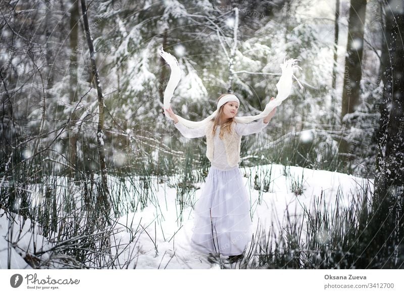 Ein 7-jähriges Mädchen geht im Wald spazieren. Konzept der Jahreszeiten, ein Wintermärchen. Schnee, Bäume. Baby Hintergrund schön Schönheit blau Stiefel Kind