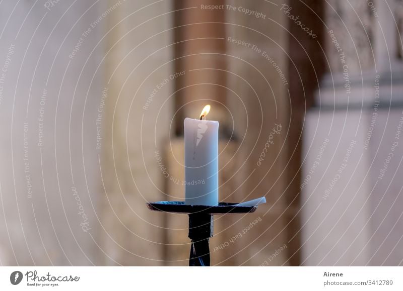 Hilfe in schwerer Zeit Kerzenschein Kerzenständer Kerzenflamme leuchten Hoffnung Religion & Glaube Innenaufnahme Licht Wärme höhere Gewalt Gott Transzendenz