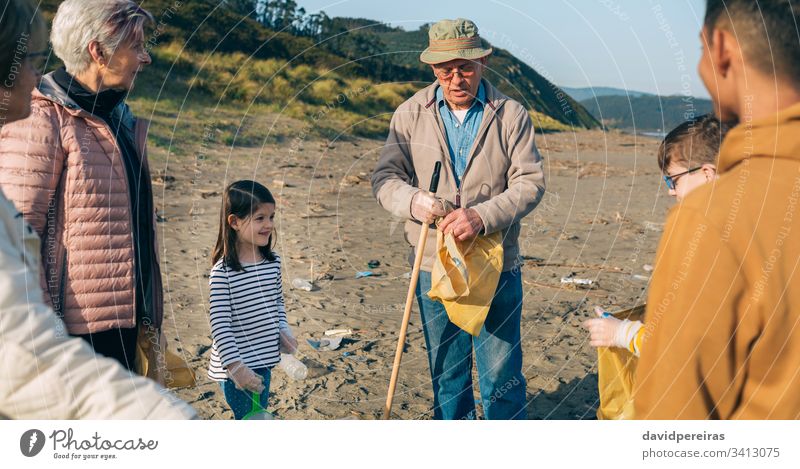 Freiwillige, die sich auf die Reinigung des Strandes vorbereiten Sauberkeit Senior Freiwilliger zu erklären. organisierend Müllsäcke Familie Menschengruppe
