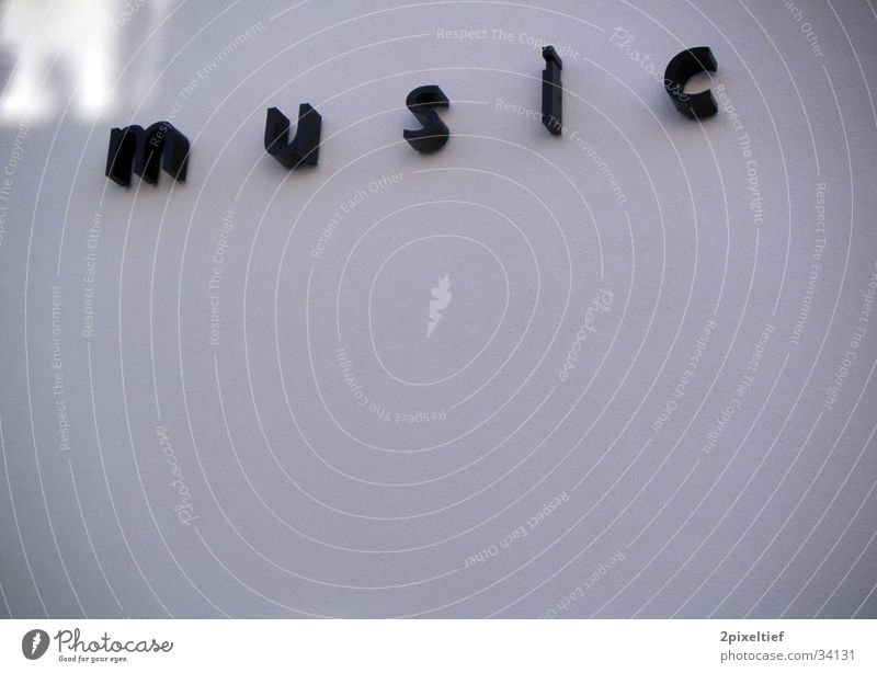 music Musik Wand weiß schwarz Konzert MSG Music Support Group Eichenau Hausfasade Schriftzeichen
