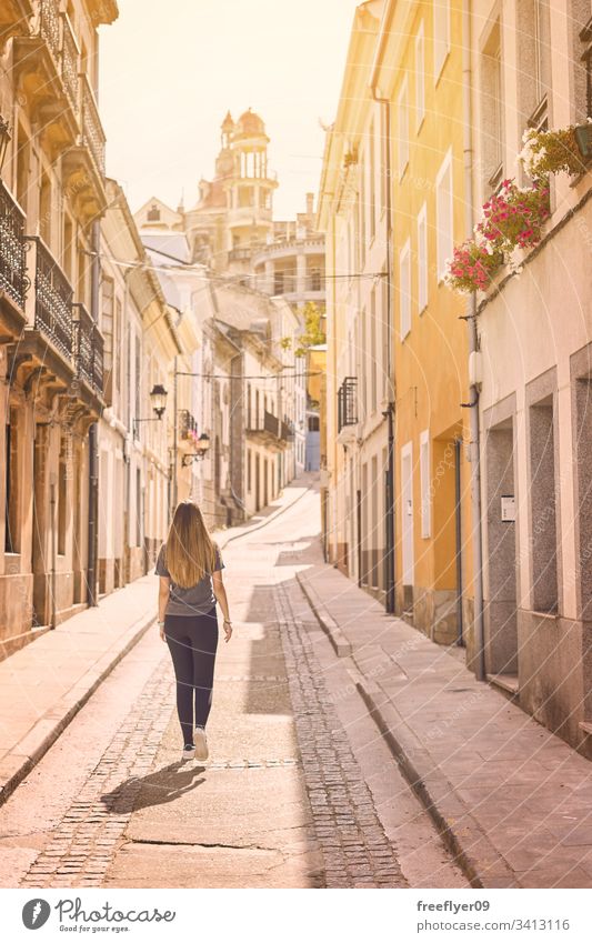 Junge Frau geht durch die Straßen Nordspaniens Ribadeo Galicia Tourismus wandern laufen eine Kultur Form Touristik Detailaufnahme reisen Ort urban Modernismus