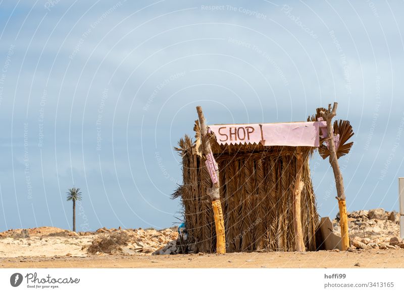 Wüsten Shop wüstenlandschaft Oase Hügel Sand Sonne Dürre Dunst Natur Horizont Wärme Kiosk verkaufsstand verkaufen strandbude geschlossen Ferne Menschenleer