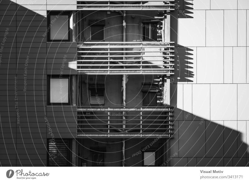 Balkone eines Wohngebäudes in Schwarz-Weiß Gebäude Fassade Fenster Architektur architektonisch urban wohnbedingt Beton Struktur Formen abstrakt im Freien Glas