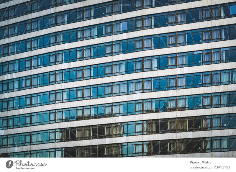Reihen von verglasten Fenstern eines städtischen Gebäudes Fassade Architektur architektonisch urban Beton Farbe Struktur Formen abstrakt im Freien Glas niemand