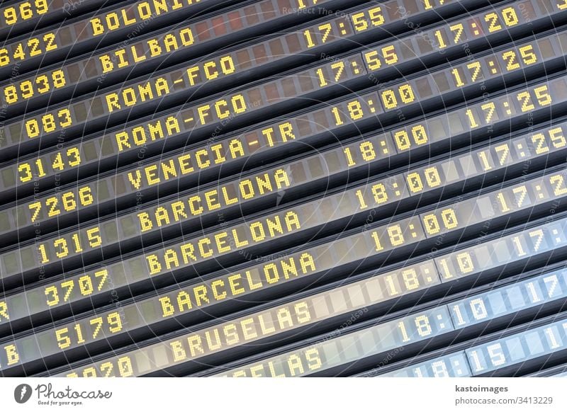 Fluginformationstafel am spanischen Flughafen-Terminal Holzplatte Abheben Ankunft Information Zeitplan Panel international Anzeige Flugzeug Fluggesellschaft