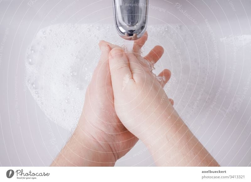 Händewaschen mit Seife und Wasser aus persönlicher Sicht Waschen Hand Wäsche waschen Hygiene Waschbecken Becken Bad Gesundheit Pflege Sauberkeit sanitär