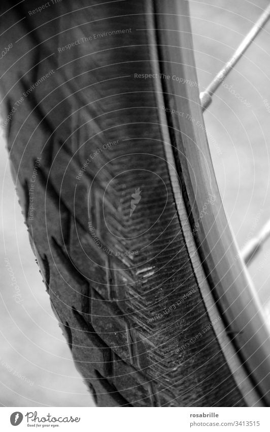 wörtlich genommen | unter die Räder gekommen – Profil eines Fahrradreifen von unten Rad Reifen Rad fahren Sport nah Detail Detailaufnahme Speiche Menschenleer