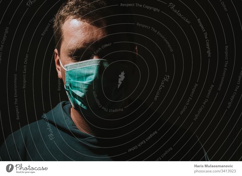 Mann mit Maske zum Schutz der Luft vor Coronavirus covid-19 30s Erwachsener apokalyptisch Kunst Hintergrund schwarz Kaukasier Farbe Voraussetzung Korona