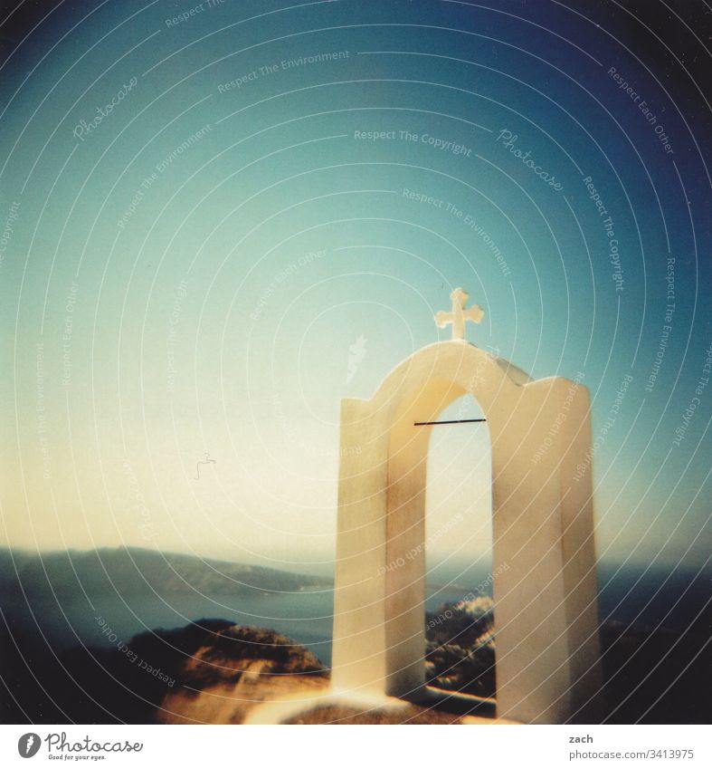 Teil einer orthodoxen Kapelle auf Santorini, Griechenland mit Blick über das Meer, analog Insel Kykladen Mittelmeer Ägäis Außenaufnahme analoge fotografie Dia
