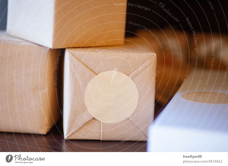 Ökologisch verpackte Geschenke Hochzeit Kisten Karton braun Holz Überraschung Wünsche Anlass Verteilung verteilen Schleife Daten Fröhlichkeit dekorativ Rudel