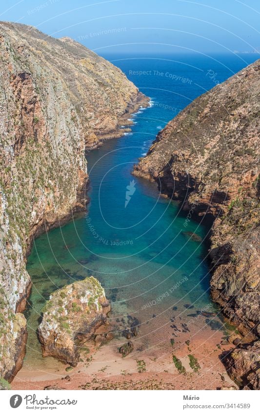 Küstenansicht des Kristallwassers der Insel Berlengas Europa Wasser MEER Portugal Natur Landschaft mystisch peniche im Freien Gefängnis Tag Strand alt reisen