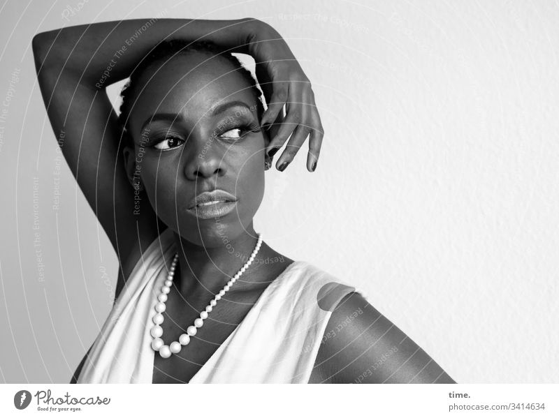 Tash besonders schön wachsam tageslicht melanin dunkelhäutig künstlerin schauspielerin beobachten schauen blick skeptisch feminin portrait weiblich kleid halten