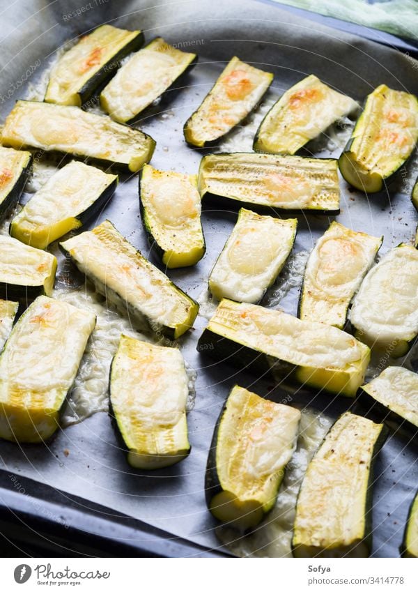 Mit Kräutern und Käse gebackene Zucchini Gemüse zerlaufen essen Pergament Küchenkräuter Italienisch Snack seitlich Vegetarier leicht Rezept Koch Lebensmittel