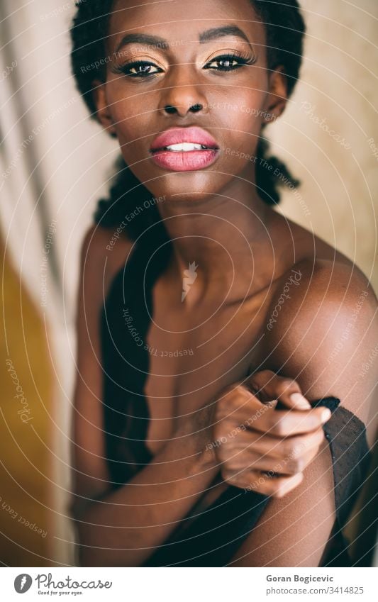Junge schwarze Frau Erwachsener Afro-Look Amerikaner attraktiv Windstille charmant lockig niedlich ethnisch Ethnizität Mädchen heimwärts im Innenbereich