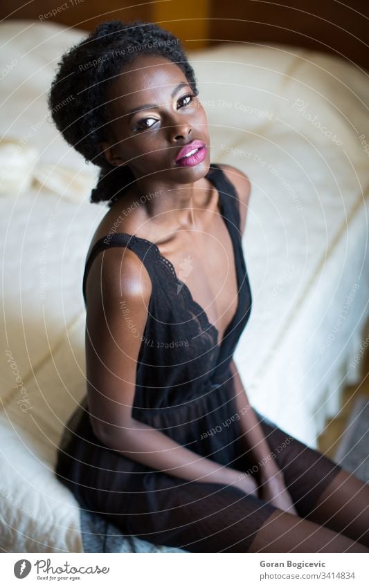 Junge schwarze Frau im Raum Erwachsener Afro-Look Amerikaner attraktiv Windstille Bett charmant lockig niedlich ethnisch Ethnizität Mädchen heimwärts