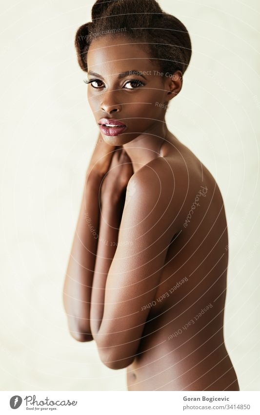 Junge afrikanische Frau nackt hübsch Afrikanisch schön Schönheit jung schwarz Haut Gesicht natürlich niedlich ethnisch bezaubernd Erwachsener wünschenswert