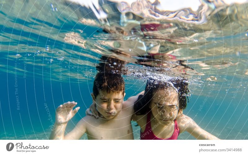 Zwei Kinder mit geschlossenen Augen tauchen ins Meer Aktion aktiv Aktivität Strand schön blau Junge geschlossene Augen niedlich Sinkflug Taucher Tauchen