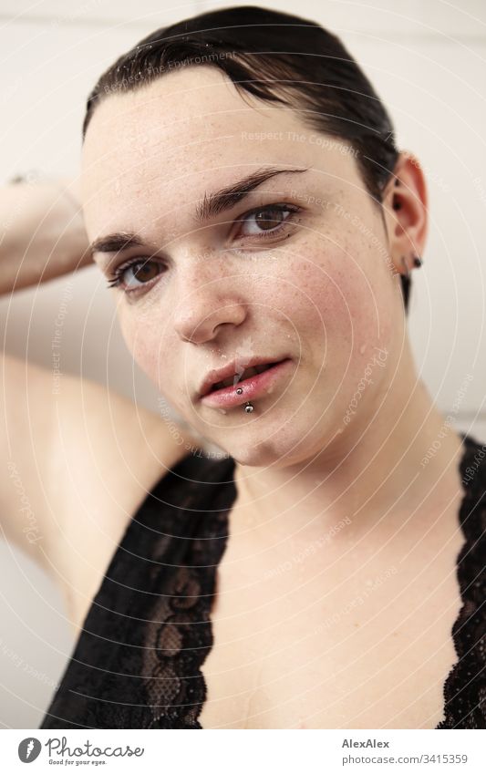 Portrait einer jungen Frau in der Dusche Dessous Unterwäsche Spitze Dekolleté Weiblichkeit Textfreiraum rechts Textfreiraum links Blick nach vorn Porträt