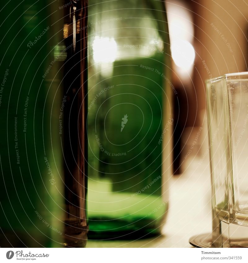 Das wär doch nicht nötig gewesen! | Aber manchmal... Getränk trinken Alkohol Wein Glas Feste & Feiern Flasche authentisch braun grün Gefühle Endzeitstimmung