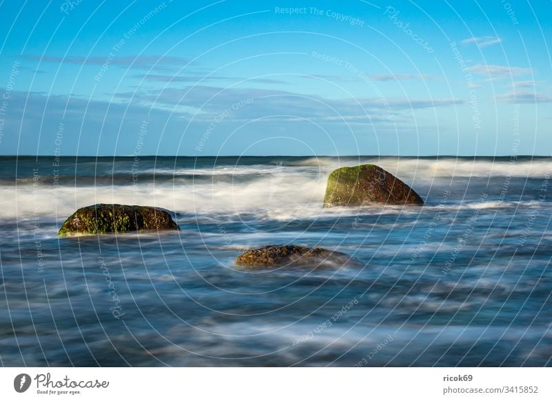 Steine an der Ostseeküste bei Warnemünde an einem stürmischen Tag Küste Meer Felsen Findlinge Himmel Wolken blau Mecklenburg-Vorpommern Landschaft Natur heiter