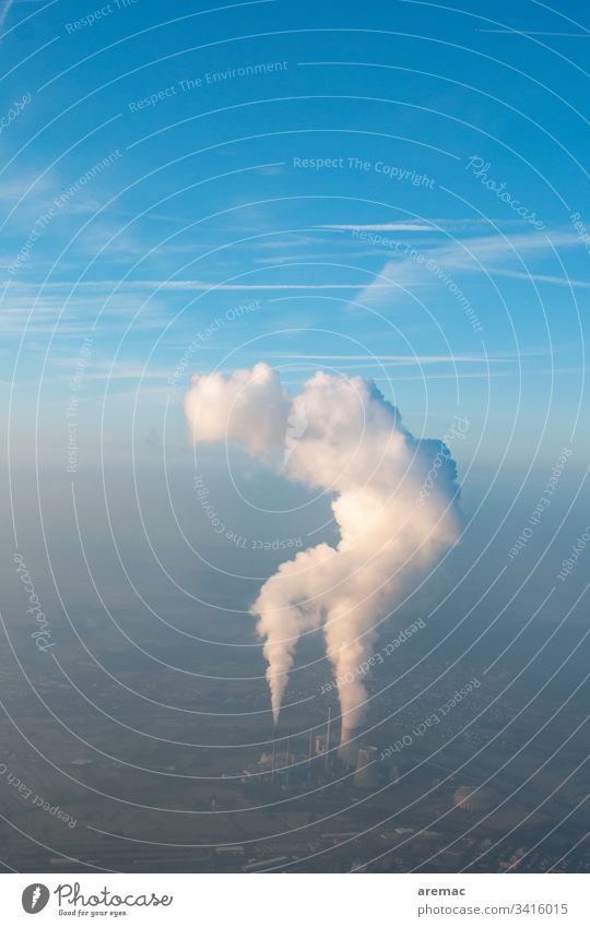 Luftaufnahme eines Kraftwerks mit Kühlturmwolken am blauen Himmel Energiezentrum Wasserdampf Abgas Smog Industrie Umwelt Umweltverschmutzung Farbfoto