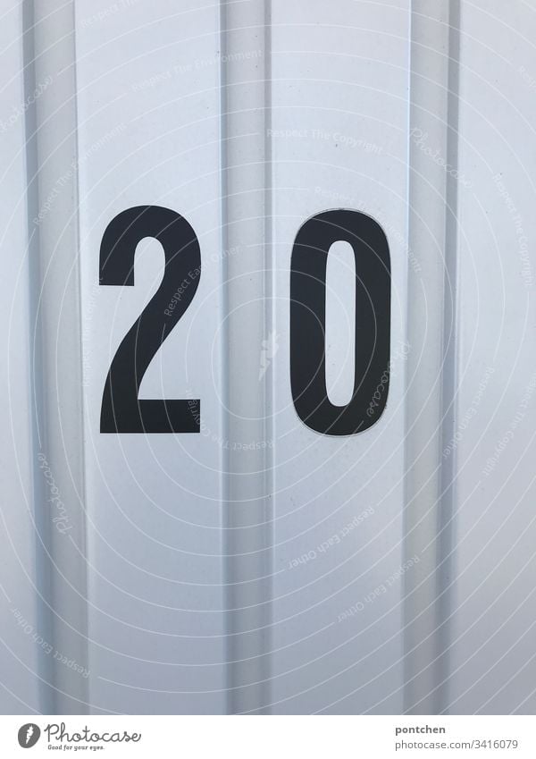 Schwarze Zahl 20 auf Garagentor aus Wellblech 2020 zahl wellblech garagentor Farbfoto Menschenleer Ziffern & Zahlen Textfreiraum oben Textfreiraum unten