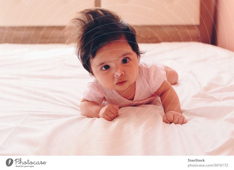 Porträt eines hübschen Mädchens Baby niedlich weiß schön Gesicht Kind bezaubernd Kaukasier wenig Säugling Glück Hintergrund Kindheit Schönheit Gesundheit