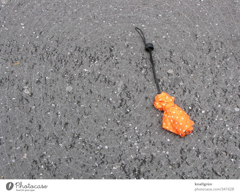Brauchen wir nicht mehr Straße Schirm Regenschirm liegen schön klein modern grau orange Gefühle Farbe verlieren getupft Fleck Punkt Taschenschirm Farbfoto