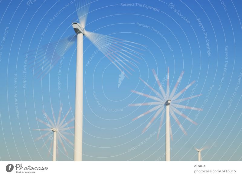 vier unterschiedlich weit entfernte Windräder mit Mehrfachbelichtung Windrad drehung energie windkraft drehen Physik enrgieerzeugung windenergie blau himmel