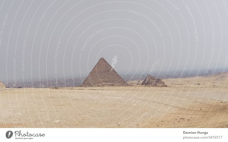 Pyramide vor Kairo Wüste; Kairo; Ägypten Himmel Gizeh Sand Außenaufnahme Pharaonen Wahrzeichen Architektur